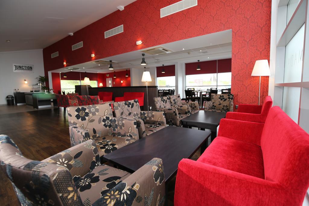 Ramada Wakefield Hotel Exterior foto